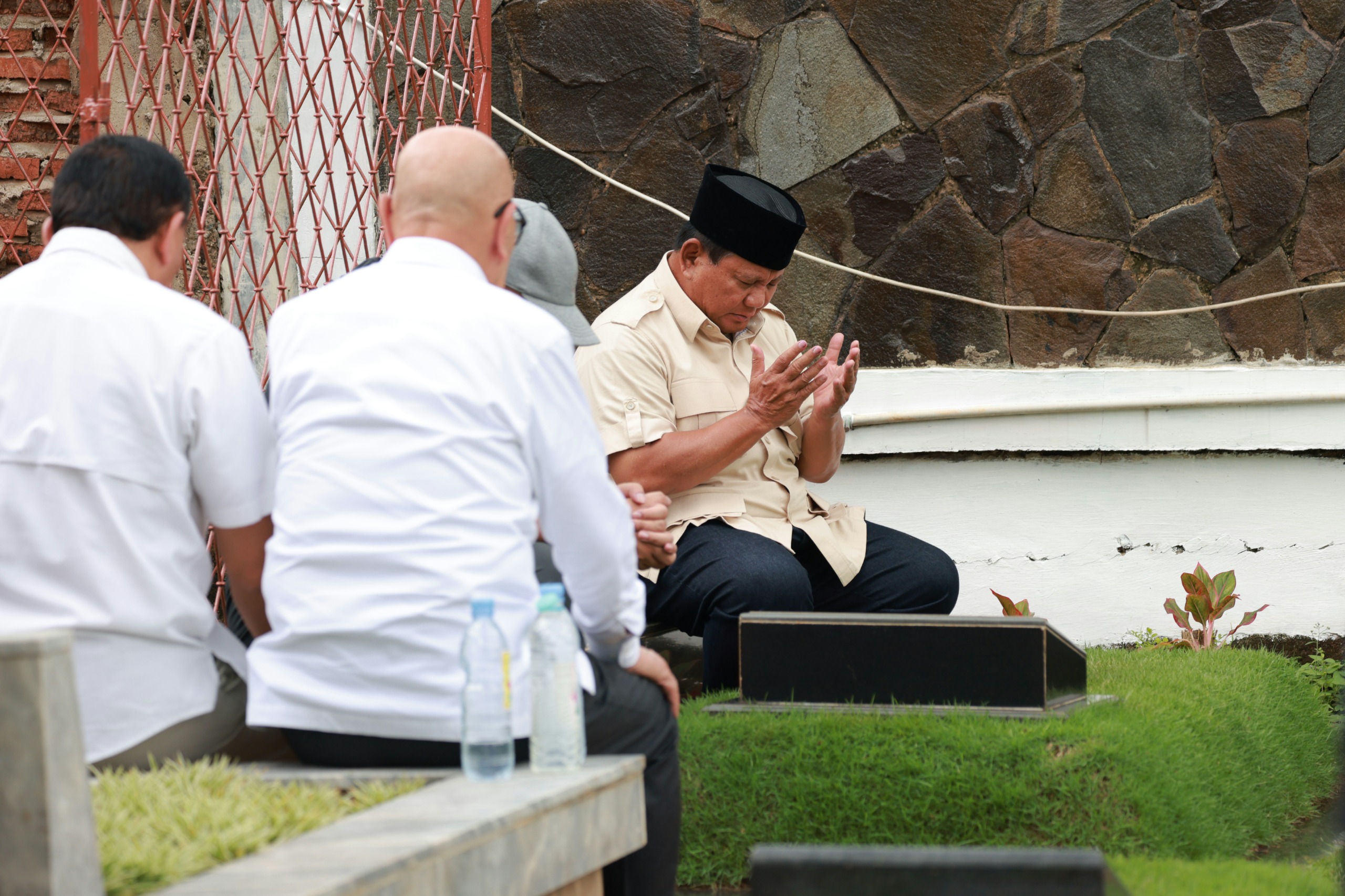Momen Prabowo Ziarah ke Makam Ayahnya Usai Menang Pilpres Versi Quick Count