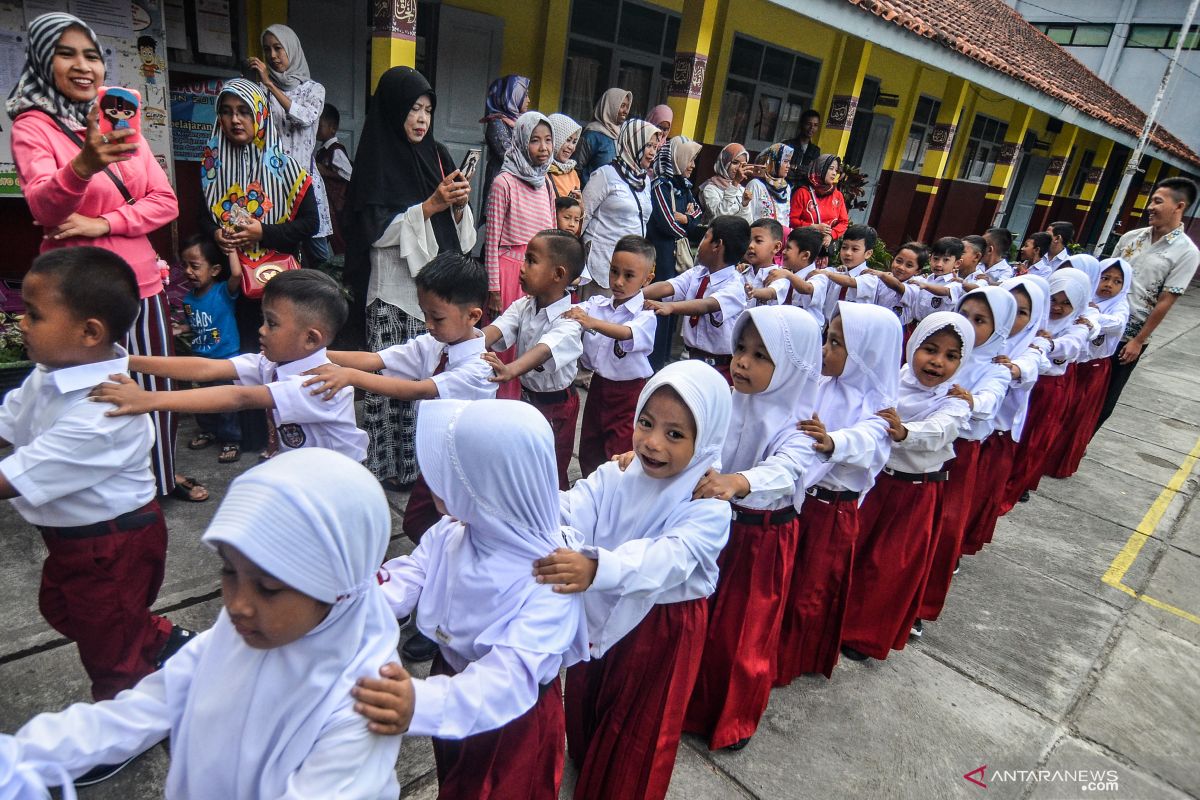 DPR: Dana BOS untuk Pendidikan, bukan Makan Siang Gratis