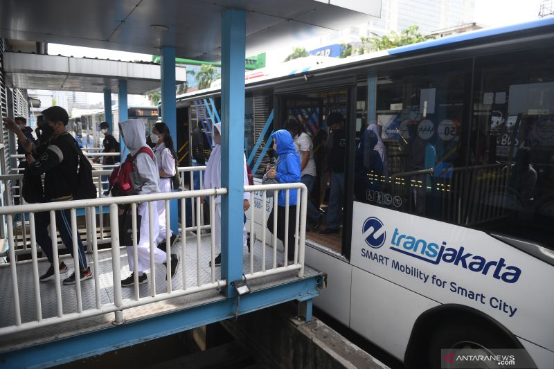 Penumpang Transjakarta Diminta Jaga Kebersihan Kala Berbuka