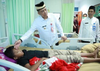 Pj Bupati Tangerang Keliling Rumah Sakit Jenguk Warganya yang Sakit
