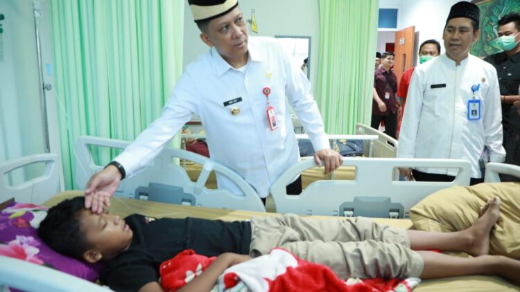 Pj Bupati Tangerang Keliling Rumah Sakit Jenguk Warganya yang Sakit
