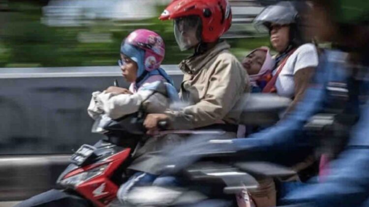 Pemudik arus balik sepeda motor melintas di Jalan Raya Kalimalang, Jakarta, Senin 15-04-2024. ANTARA FOT