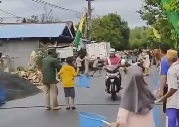 Pria Bermotor Tebar Uang Pecahan Rp 2 Ribu untuk Sedekah Bangun Masjid