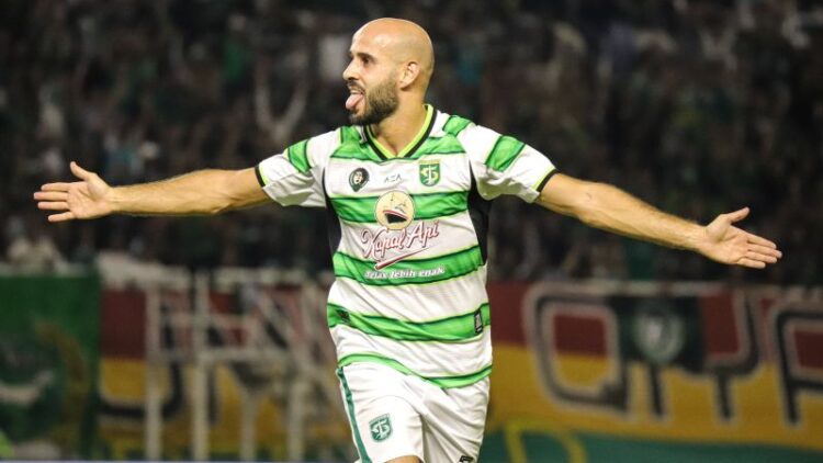 Pemain Persebaya Mohammed Rashid melakukan selebrasi usai mencetak gol ke gawang Persibo Bojonegoro pada Anniversary Game di Stadion GBT Surabaya, Sabtu (29/6/2024) malam. ANTARA/Rizal Hanafi