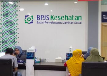 Petugas sedang melayani peserta BPJS Kesehatan di daerah Pancoran, Jakarta Selatan. Foto: Muhajir