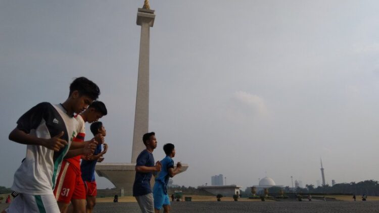 Warga berolahraga di lingkungan Monumen Nasional (Monas), Jakarta. (ANTARA/Laily Rahmawaty)