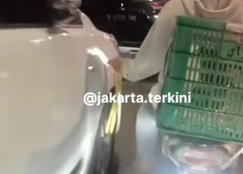 Aksi Pengendara Motor Gores Mobil yang Parkir Sembarangan, Tuai Pro dan Kontra