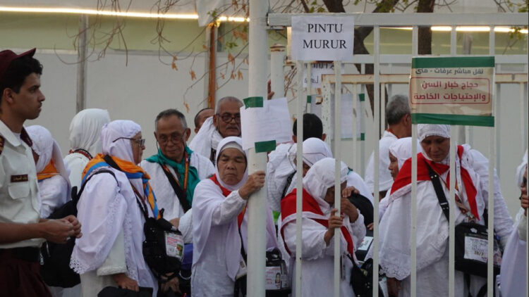 Ilustrasi - Jemaah haji Indonesia saat mengantri untuk memasuki bus murur di Arafah, Sabtu (15/6/2024)