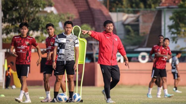 Pelatih Timnas U-19 Indonesia Indra Sjafri (keempat kiri) memberikan arahan saat memimpin latihan jelang pertandingan semifinal ASEAN U-19 Boys Championship atau AFF U-19 di Lapangan THOR, Surabaya, Jawa Timur, Jumat (26/7/2024). ANTARA FOTO/Rizal Hanafi/aww