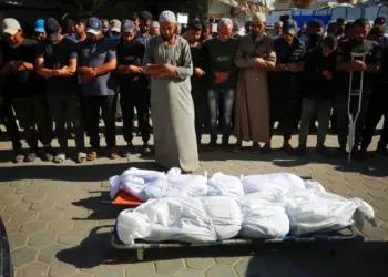 Warga Gaza menyalati korban pembantaian di wilayah kantong Palestina tersebut. Foto: Aljazeera Arabic