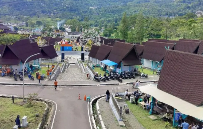Rest Area Gunung Mas di Kawasan Wisata Puncak, Kabupaten Bogor, Jawa Barat. (ANTARA/M Fikri Setiawan)