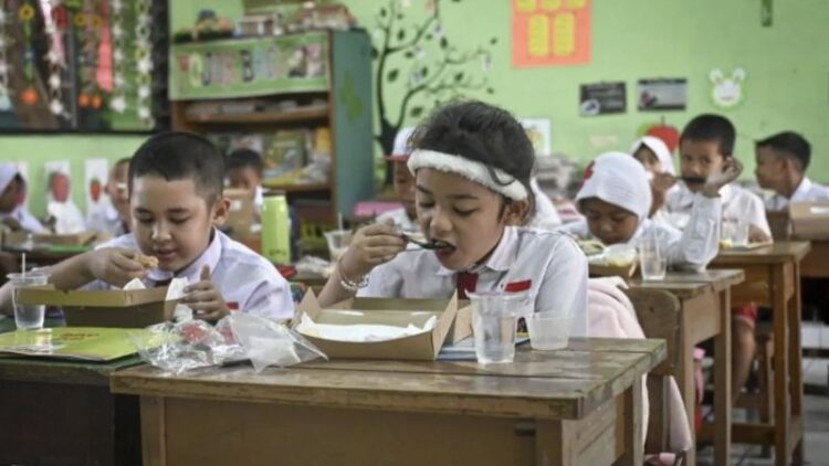 Siswa menyantap makanan saat pelaksanaan uji coba makan bergizi gratis di SDN 07 Cideng, Jakarta, Senin (19/8/2024). (ANTARA FOTO/Muhammad Ramdan/tom).