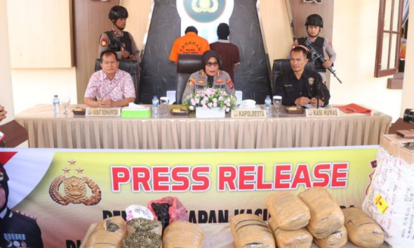 10 Kg Ganja Gagal Beredar di Bukittinggi Kapolresta Bukittinggi Kombes Pol Yessi Kurniati dalam pengungkapan kasus peredaran 10 paket besar narkotika jenis ganja yang hendak dikirim ke Pulau Jawa. Antara/Al Fatah