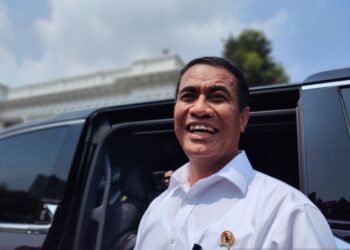 Menteri Amran Sulaiman Naik Mobil Patwal Hindari Macet