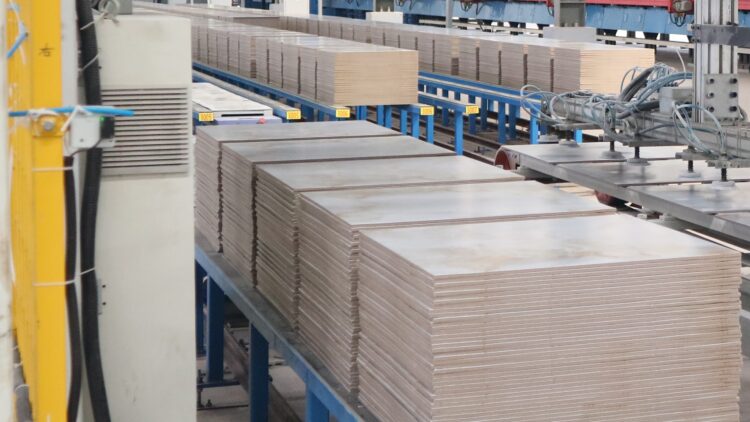 Untuk menggenjot performa industri manufaktur nasional, termasuk sektor industri keramik, Kementerian Perindustrian (Kemenperin) telah menyiapkan sejumlah strategi. (Foto: Kemenperin)