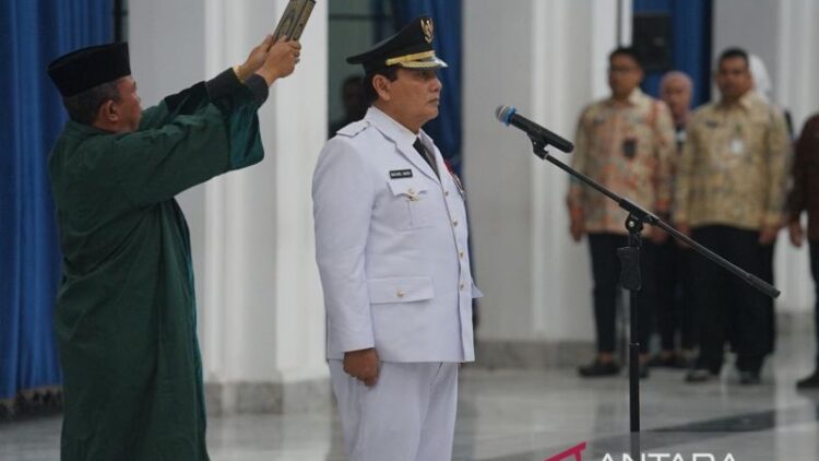 Kepala Biro Perencanaan Kementerian Dalam Negeri RI Bachril Bakri dilantik menjadi Penjabat Bupati Bogor di Gedung Sate, Kota Bandung, Jawa Barat, Rabu (26/9/2024). Foto: ANTARA