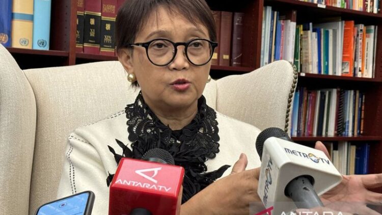 Evakuasi 20 WNI dari Lebanon ke Suriah, Pemerintah Pantau Situasi Dinamis di Timur Tengah Menteri Luar Negeri RI Retno Marsudi berbicara kepada media setelah melakukan pertemuan bilateral dengan Komisioner Jenderal UNRWA Philippe Lazzarani di New York, Amerika Serikat, Minggu (22/09/2024). ANTARA/Suwanti/aa.