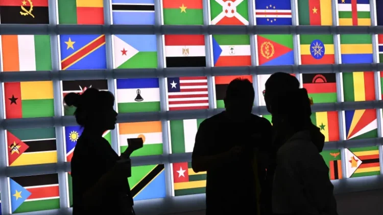 Layar yang menampilkan bendera negara-negara peserta Forum Kerja Sama China-Afrika di Beijing pada 3 September 2024. Foto: AFP