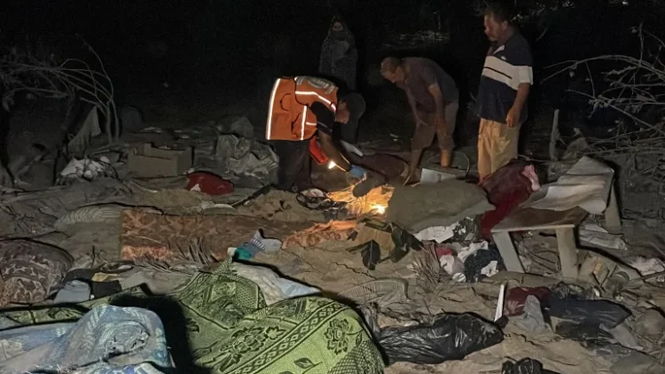Militer Israel mengebom tenda pengungsi di Al-Mawasi, Jalur Gaza selatan.