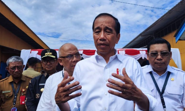 Presiden Joko Widodo memberikan keterangan pers di Kompleks Pergudangan Tanah Grogot, Kabupaten Paser, Kalimantan Timur, Kamis (26/9/2024). Dok. Antara