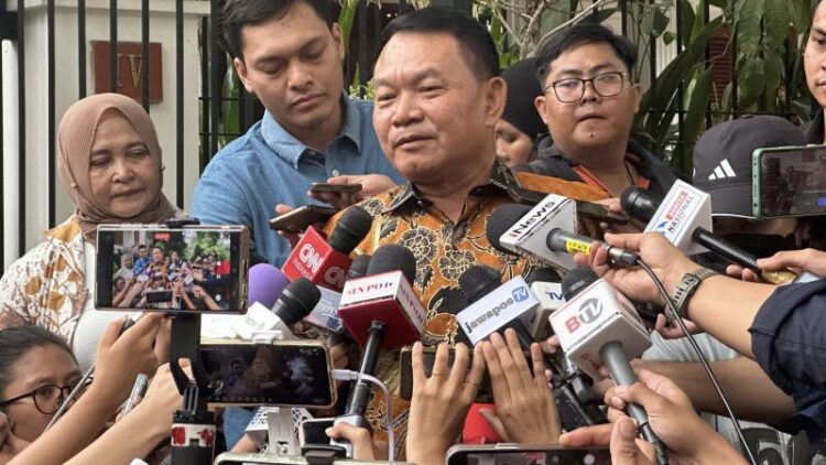 Mantan KSAD Jenderal TNI (Purn) Dudung Abdurrahman di Jalan Kertanegara, Jakarta, Selasa (15/10/2024). ANTARA/Rio Feisal