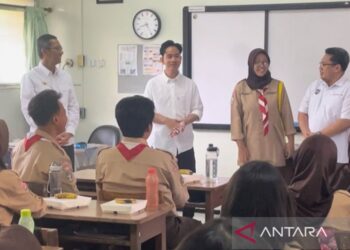 Gibran Pantau Program Makan Siang Bergizi Gratis di SMA Jakarta