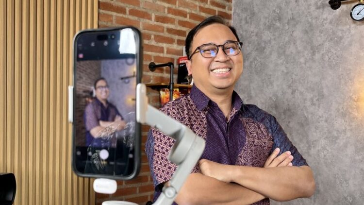 Prof. Dr. Agus Rizal Hamid, Spesialis Urologi dan Konsultan Onkologi RSCM saat mengunjungi Antara Heritage Center (AHC) di Pasar Baru, Jakarta, Senin. (ANTARA/ Putri Hanifa)