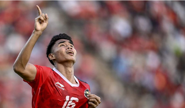 Pesepak bola timnas Indonesia U-22 Muhammad Ferarri melakukan selebrasi usai mencetak gol ke gawang Vietnam pada pertandingan babak semifinal SEA Games 2023 di National Olympic Stadium, Phnom Penh, Kamboja, Sabtu (13/5/2023).Dok. Antara
