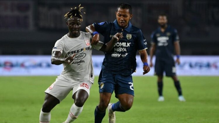 Pesepak bola Persis Solo Moussa Sidibe (kiri) berebut bola dengan pesepak bola Persita Tangerang Gian Zola Nugraha (kanan) pada laga Liga 1 2024/2025 di Stadion Pakansari, Cibinong, Kabupaten Bogor, Jawa Barat, Minggu (8/12/2024).