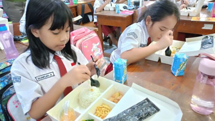 Arsip foto - Siswa mencoba makanan saat uji coba makan bergizi gratis (MBG) di SDN 03 Menteng, Jakarta Pusat (Jakpus), Selasa (22/10/2024). (ANTARA/Siti Nurhaliza)