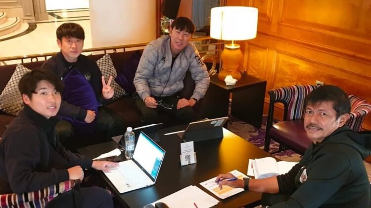 Indra Sjafri dan Shin Tae-tong. Foto: Istimewa.