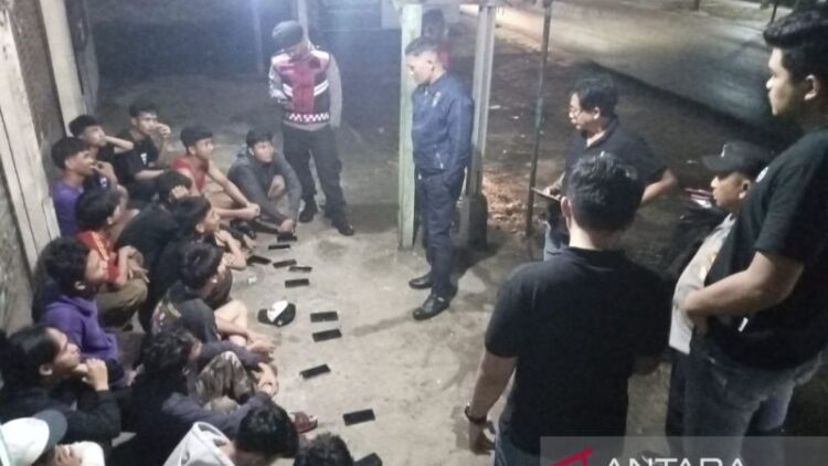 Petugas Polsek Ciputat Timur saat membubarkan aksi balap liar di flyover Jalan Serua Raya, Tangerang Selatan, Jumat (28/2/2025) dini hari. ANTARA/HO-Polsek Ciputat Timur