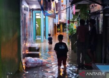 Pemkot Jaktim Bersihkan Sampah di Saluran Cakung untuk Antisipasi Banjir