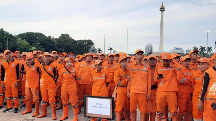 Petugas Penanganan Prasarana dan Sarana Umum (PPSU) di lingkungan Pemerintah Provinsi DKI Jakarta saat mengadakan apel kesiapsiagaan di Monumen Nasional, Jakarta Pusat, (20/2/2025). ANTARA/Lia Wanadriani Santosa