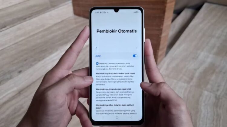 Ilustrasi penggunaan fitur "Auto Blocker" di dalam ponsel Samsung Galaxy A06. (ANTARA/HO-Samsung Indonesia)
