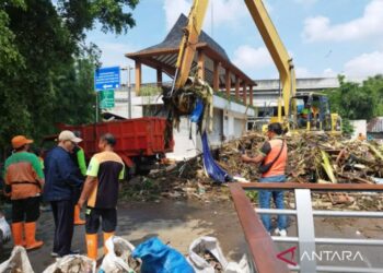 Pemkot Jaktim Kerahkan 285 Personel untuk Membersihkan Area Terdampak Banjir