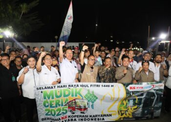 Wamenaker Noel Lepas Ratusan Peserta Mudik Gratis PT Kayaba Indonesia