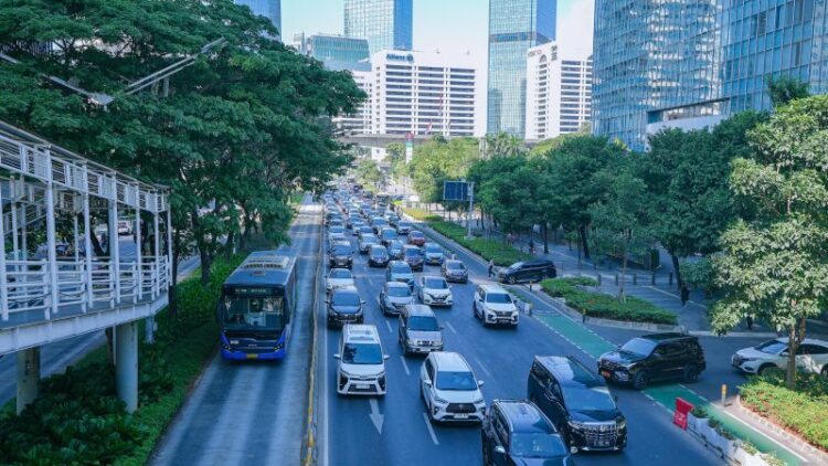 Ilustrasi - Bus Transjakarta melaju di jalurnya. Pemerintah Provinsi (Pemprov) DKI Jakarta menetapkan tarif Rp1 untuk transportasi umum yang berada di bawah naungan Badan Usaha Milik Daerah (BUMD) termasuk Transjakarta pada Kamis ini atau bertepatan dengan peringatan Hari Angkutan Nasional 2025 setiap 24 April. ANTARA/HO-PT Transportasi Jakarta (Transjakarta)