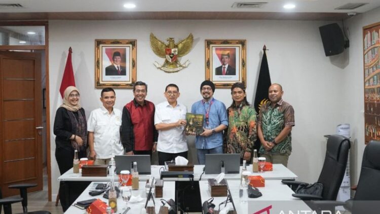 Menbud Fadli Zon: Dokumentasi Tari Tradisional Jadi Warisan Referensi Abadi Menteri Kebudayaan saat melakukan pertemuan dengan Andy F. Noya dan Maestro Tari Lengger Rianto. ANTARA/ (HO-Kementerian Kebudayaan)
