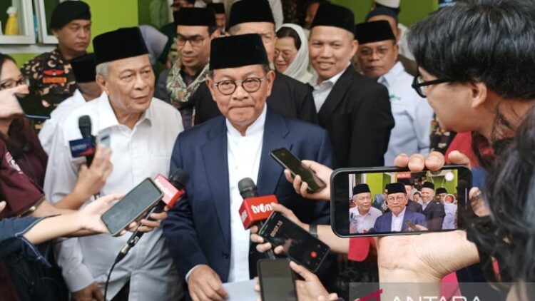 Gubernur DKI Jakarta Pramono Anung memberi keterangan kepada media di Jakarta, Minggu (27/4/2025). ANTARA/Khaerul Izan