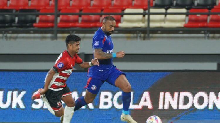 Arsip foto - Pemain Arema FC Dalberto Luan Belo (kanan) berebut bola dengan pemain Malut United pada pertandingan tunda Liga 1 Indonesia 2024/2025 di Stadion Kapten I Wayan Dipta, Kabupaten Gianyar, Bali, Kamis (24/4/2025). ANTARA/HO-Arema FC