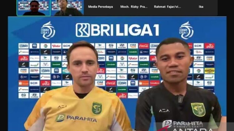 Tangkapan layar Pelatih Kepala Persebaya Paul Munster (kiri) dan pemain Persebaya Ardi Idrus saat jumpa pers virtual jelang laga melawan Arema FC di Denpasar, Bali, Minggu (27/4/2025) ANTARA/dok pribadi