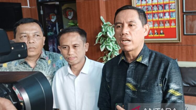Kuasa Hukum pelapor Rusdiansyah memberi keterangan kepada media di Jakarta, Senin (28/4/2025). ANTARA/Khaerul Izan