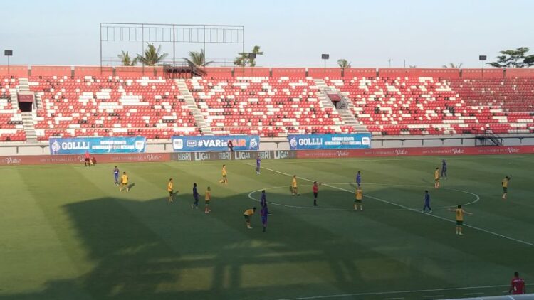 Arema FC bermain imbang 1-1 melawan Persebaya Surabaya pada pekan ke-30 Liga 1 Indonesia di Stadion Kapten I Wayan Dipta Kabupaten Gianyar, Bali, Senin (28/4/2025). ANTARA/Dewa Ketut Sudiarta Wiguna
