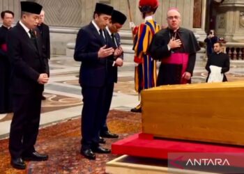 Jokowi Sampaikan Pesan Dukacita Presiden Prabowo di Pemakaman Paus Fransiskus