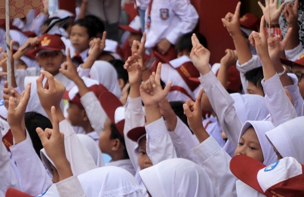 Pemkab Tangerang Terapkan Belajar Daring 1-4 September untuk SD dan SMP Ilustrasi anak-anak sekolah dasar di sekolahnya dalam suatu kegiatan. Dok. Antara