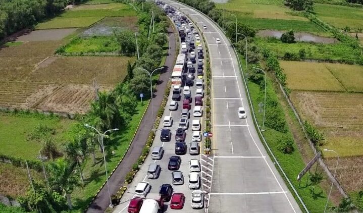 Foto udara kemacetan di pintu exit tol Jombang-Mojokerto (Jomo) Bandar Kedungmulyo, Kabupaten Jombang, Jawa Timur, Selasa (1/4/2025), atau sehari setelah Shalat Id. ANTARA FOTO/Syaiful Arif/rwa.