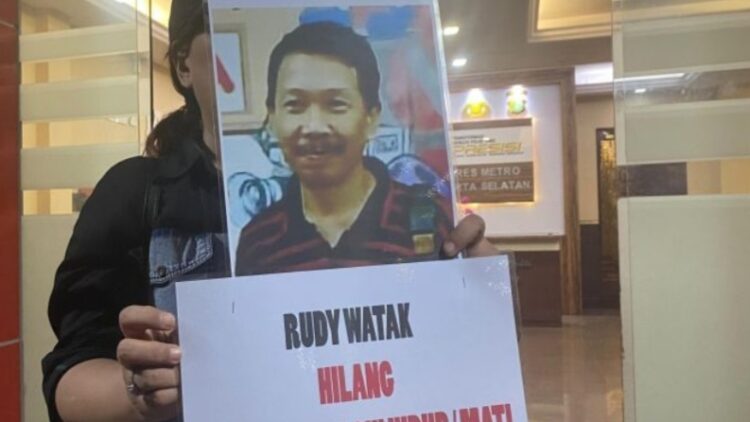Anak korban mencari ayahnya yang menghilang sehabis jual tanah. Dok. Antara