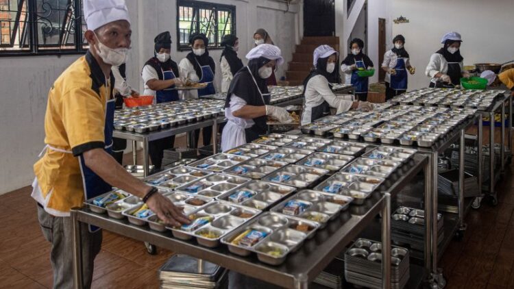 Petugas menyiapkan paket Makanan Bergizi Gratis (MBG) di dapur Satuan Pelayanan Pemenuhan Gizi (SPPG) Ilir Barat (IB) II Palembang, Sumatera Selatan, Selasa (15/4/2025). ANTARA FOTO/Nova Wahyudi