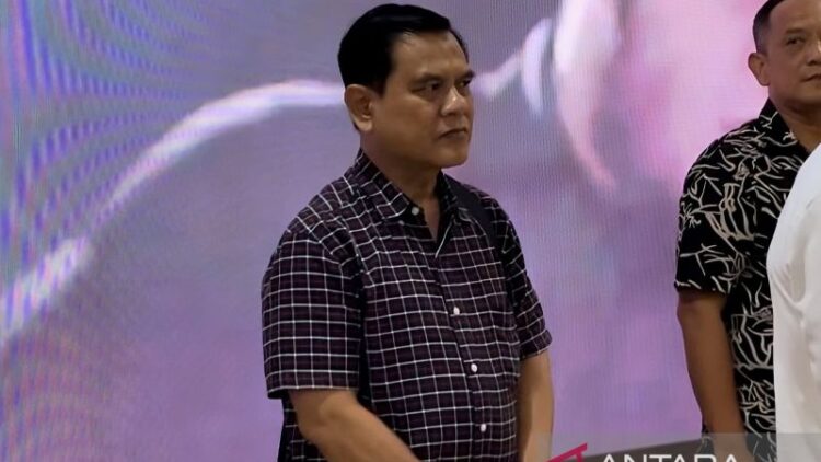 Adik ipar dari Presiden ke-7 Republik Indonesia Joko Widodo (Jokowi), Wahyudi Andrianto, tiba di Gedung Bareskrim Polri, Jakarta, Jumat (9/5/2025). (ANTARA/Nadia Putri Rahmani)